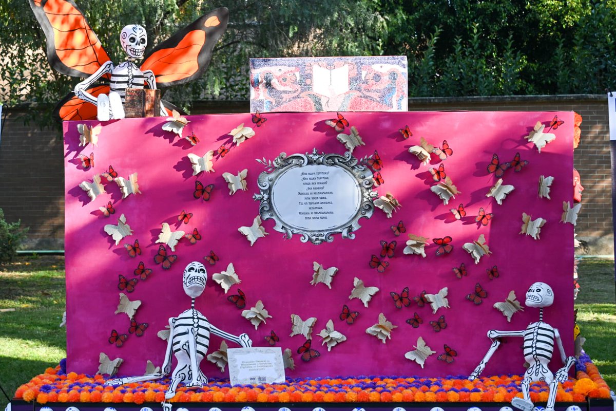 UNAM_MX's tweet photo. ¡Ya inició la #MegaOfrendaUNAM2025 🏵️! Con la temática “Huellas de nuestra historia: Migraciones, exilio, refugio y desplazamientos"", disfrútala en @UniversumMuseo. Tienes hasta el 2 de noviembre, ¡no faltes! 👇.
@Comunidad_UNAM
#DíaDeMuertos 💀 https://t.co/C0y2bZ8IwB