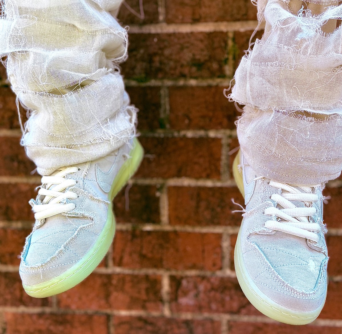 My favorite holiday is here…Halloween! A #FIREFRIDAYS special, Nike SB Mummy Dunks on foot today. My favorite Halloween sneaker of all time. Hope everyone has a great night! 🎃👻💀🦇
<a href="/nikestore/">Nike.com</a> <a href="/nikesb/">NIKE SB</a> #DunksforDays #Dunktober #yoursneakersaredope #PhotographyIsArt #KOTD #SNKRS