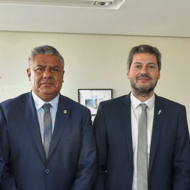 Tapia tiene el poder en #SanLorenzo Hoy banca a Moretti. Pero hizo ruido la presencia de Lammens en #Ezeiza ¿Será su plan B? ¿Qué interés real tiene el presidente de la AFA en el club de #Boedo? Pagó los sueldos adeudados al plantel de los meses de julio y agosto y les exigió a