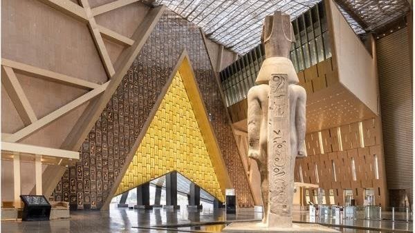 أنظار العالم تتجه نحو القاهرة في انتظار افتتاح صرحٍ استثنائي يُعدّ الأكبر في العالم المخصّص لحضارة واحدة .. و رسالة من مصر إلى الإنسانية بأن التاريخ يعيش في وجدان الشعوب التي تصونه وتورّثه أجيالها .. في المتحف المصري الكبير تتجدد الحضارة وتُروى القصة من جديد لتجسّد رحلة متواصلة