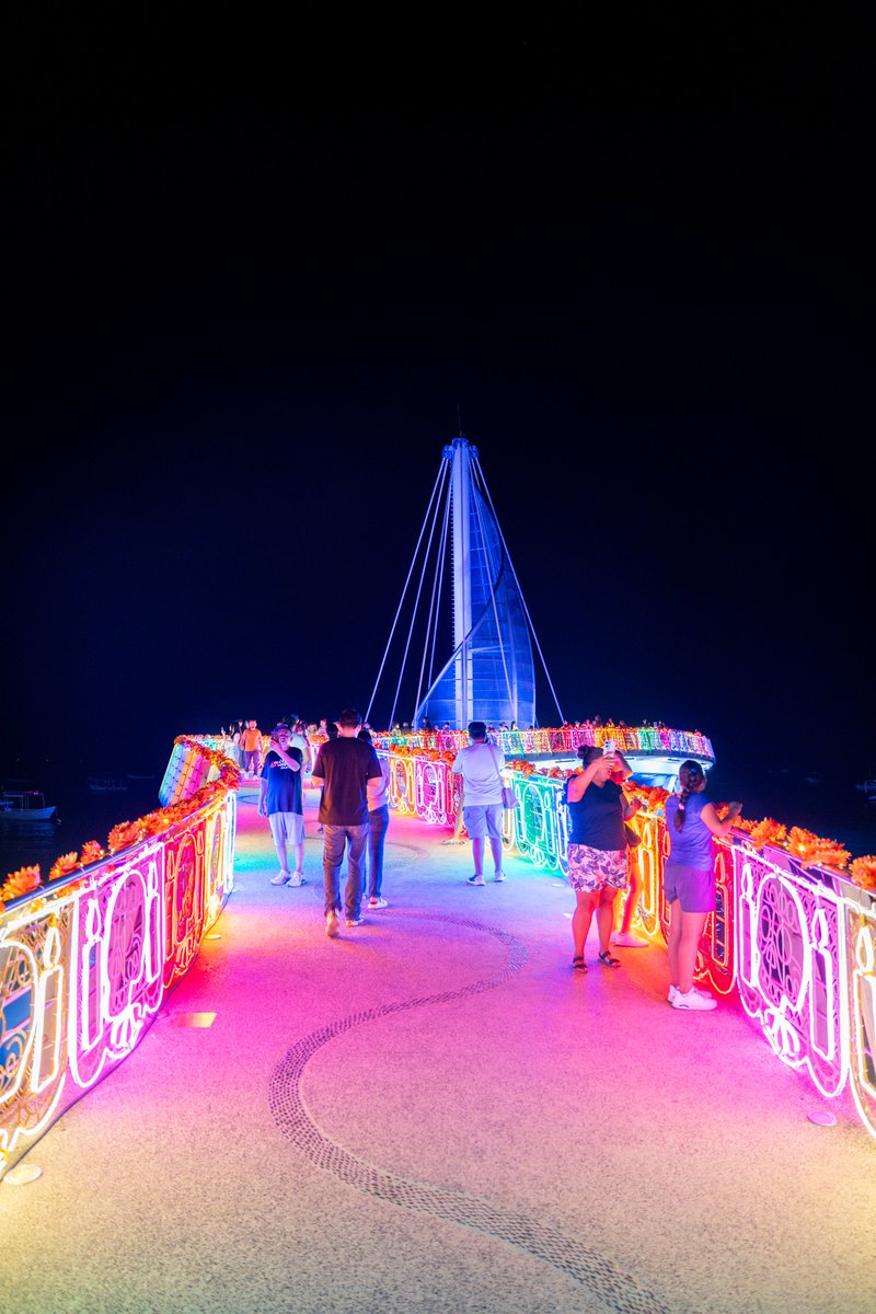 El Muelle de los Muertos se viste de flor y color. 💀🏵️✨
.
#PuertoVallarta #DiaDeMuertos