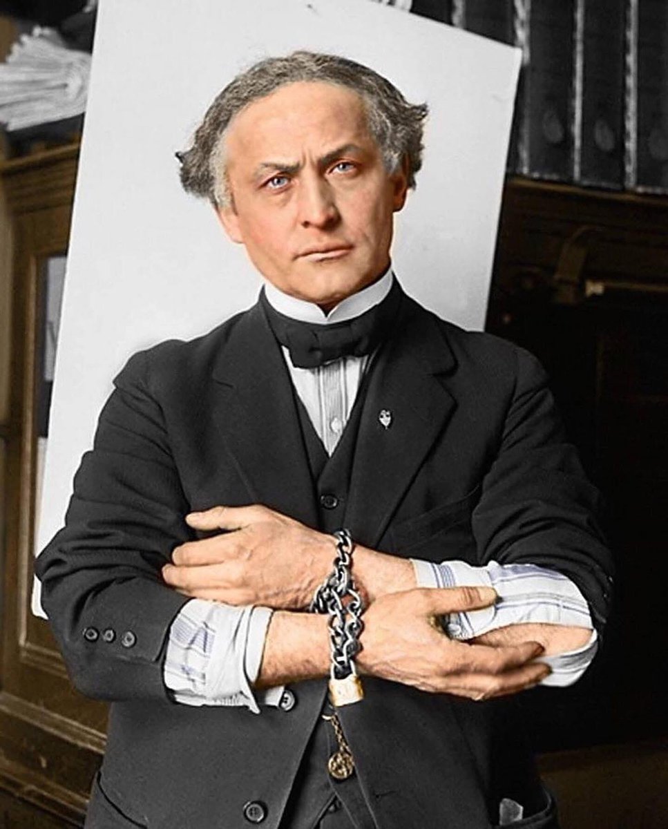 vanderwalmagic's tweet image. Happy Halloween and National Magic Day!  And yes, it is also Reformation Day!  Enjoy!