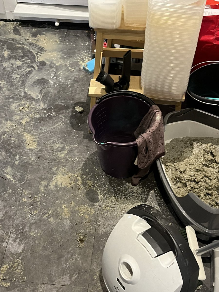 Kære VVSer. 
Det er korrekt, kattegrus er genialt når der er spildt vand.

….. men squ da ikke fra kattebakken🤷‍♂️😳🤯