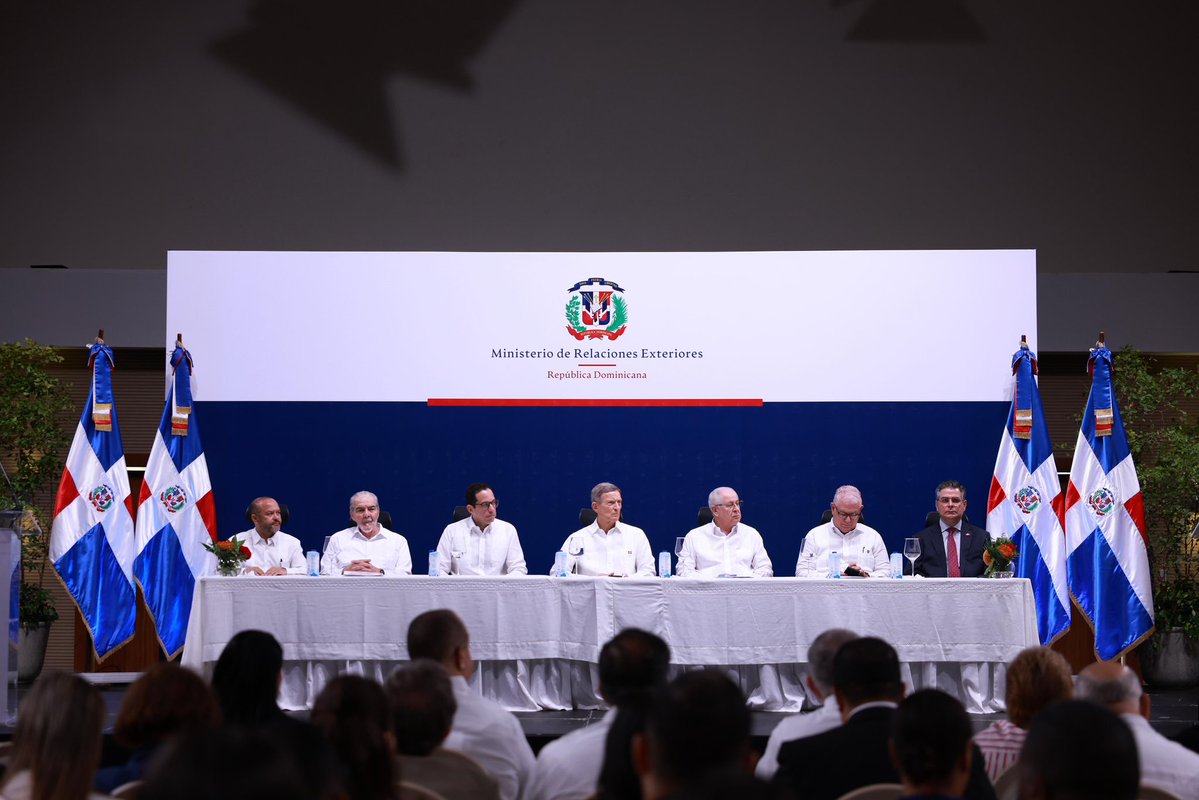 Acompañamos al canciller <a href="/RobalsdqAlvarez/">Roberto Alvarez</a> en el cierre del Concurso de Ingreso a la Carrera Diplomática 2025, un paso clave hacia un Estado más profesional y meritocrático. 🇩🇴

Desde el <a href="/MapRDo/">MAPRDO</a> brindamos apoyo técnico y logístico, convencidos de que fortalecer el servicio público