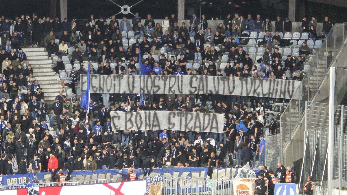 JulienPernici's tweet photo. A contrario, le groupe Tribuna Petrignani salue respectueusement Benoît Tavenot, désormais ex-entraineur du SC Bastia. https://t.co/g2fGK2nmkd