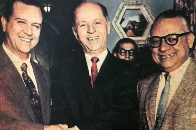 Hoy se cumplen 67 años del acuerdo político más importante de la historia de nuestro país.

El Pacto de Punto Fijo, fue el acuerdo que permitió dar gobernabilidad a Venezuela, instaurar la democracia, consolidar las instituciones y dejar atrás el militarismo.