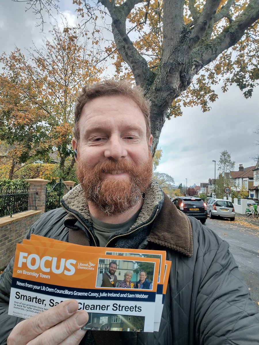 graeme_l_casey's tweet image. Yes it may be #Halloween but the only thing I&apos;ve delivered tonight are treats, no tricks. Spreading the good word to the people of #BromleyTown. #VoteLibDem