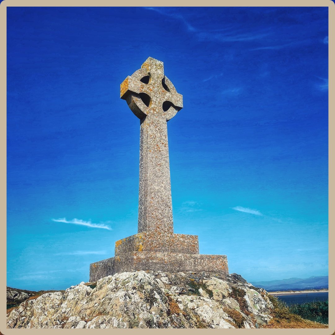 ‘Halloween’ began as ‘All Hallows’ Even’, the night before All Saints’ Day. The word holds centuries of English and European memory: saints, souls, and the turning of the year.
greatexpectationseducation.uk/musings-words-…