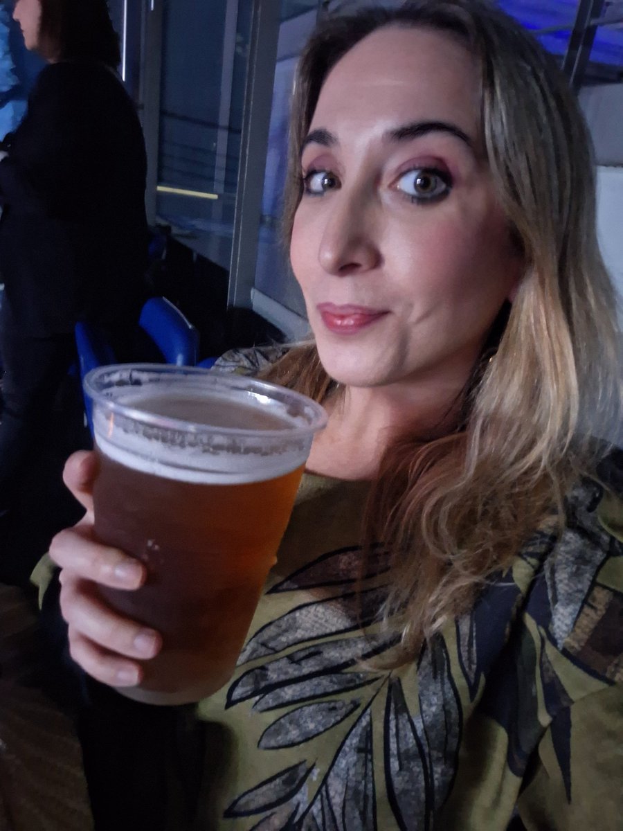 Tengo un finde muy muy guay.
Hoy toca concierto, así que más feliz, que una perdiz.
Esperemos no tener el mismo desenlace que la última vez que ví a este grupo en el Palacio de Deportes. (Caí por las escaleras y terminé en ambulancia al hospital ✌🏻)
#salud🍻