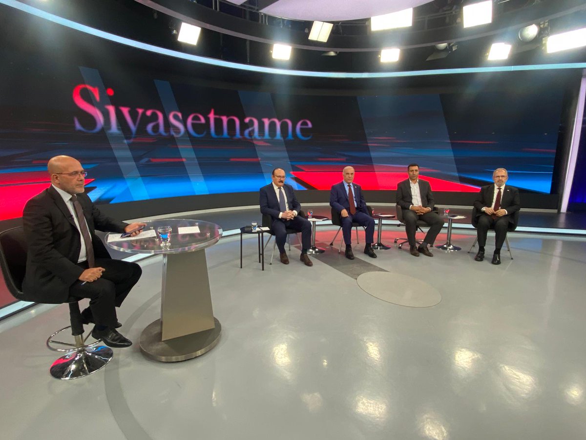 Di Siyasetnameyê de rojeva Türkiye û dinyayê bi berfirehî li pêşberî we ye.  Bi moderatoriya Bercan Tutar, Siyasetmedar Abdurrahim Akdağ, Siyasetmedar Hanifi Alır, Parlamenterê Diyarbakırê M. Sait Yaz û Lêkolîner Rıdvan Atabey rojevê dinirxînin.  
Siyasetnameyê dest pê kir.