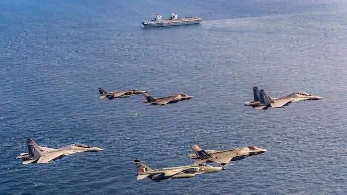 اس وقت دشمن کی فضائیہ بارڈر کے قریب مشقیں کر رہی ہے پاکستانی طیاروں نے اپنی سرحدوں کی حفاظت کیلےاڑان بھری ہے
#PakistanArmy #PakistanZindabad