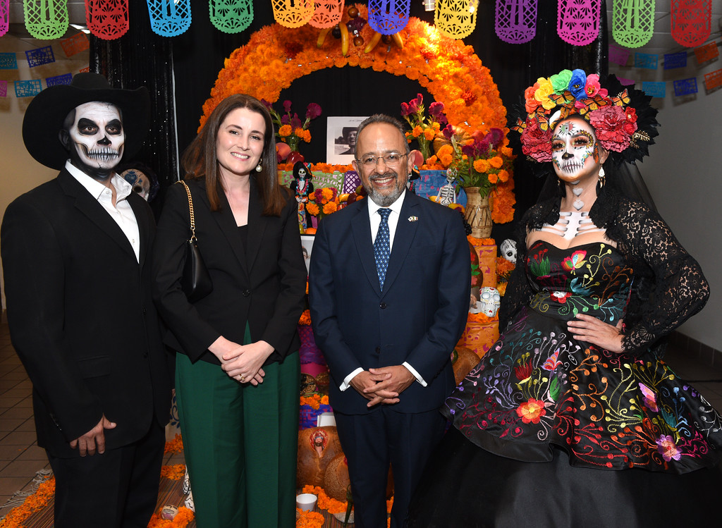 IEConsulGenLA's tweet image. It was wonderful to partner with the @ConsulMexLan for a Samhain/Día de los Muertos event last night. The parallels between these Irish and Mexican traditions are profound. We are also so proud of our Diasporas and their incredible contribution to the vibrant city of LA! 
🇮🇪🇺🇸🇲🇽