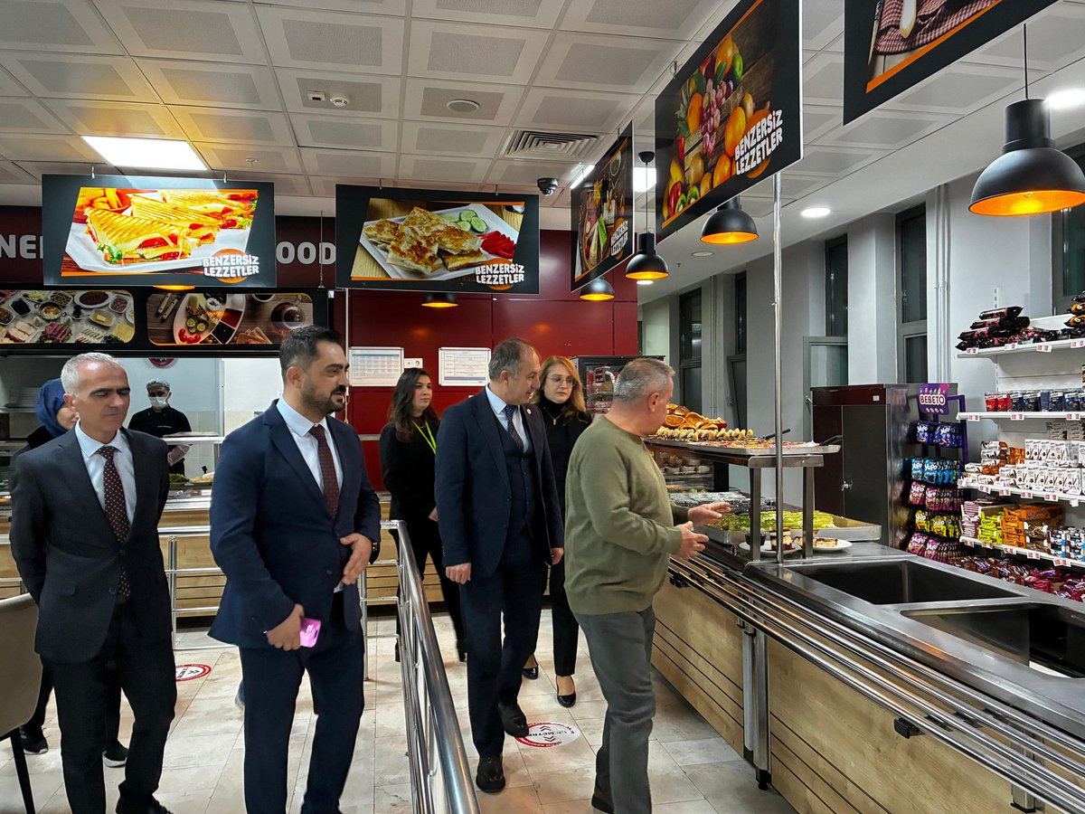 ErzurumKYGM's tweet photo. Genel Müdürümüz Recep Ali Er, Erzurum'da!
Genel Müdürümüz, Abdurrahman Gazi Yurdumuzda öğrencilerimizle aynı masada yemek yedi. Sohbet etti.İl Müdürümüz Levent Çakmur da Genel müdarümüze eşlik etti. Yurt Müdürü Fatma Utgulu ve öğrencilerimiz Genel Müdürümüze hediye takdim etti. https://t.co/EPu0GmCErW