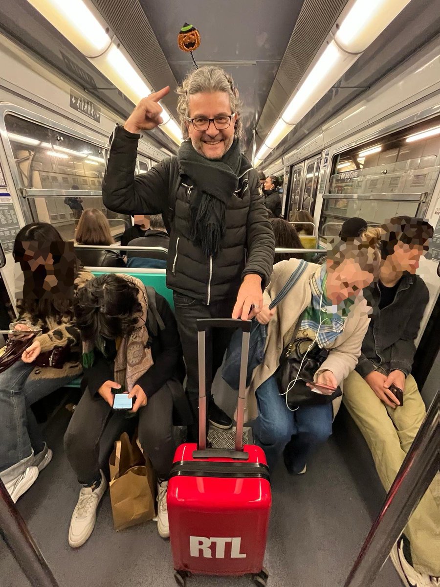 🎃🎃🎃 Suis pas certain que <a href="/RTLFrance/">RTL France</a> soit vraiment heureux que j'associe mon image à la leur... 😂 <a href="/fouenant/">EMMANUEL Fouenant</a> <a href="/Jon_Curiel/">Jonathan Curiel</a> 
#halloween