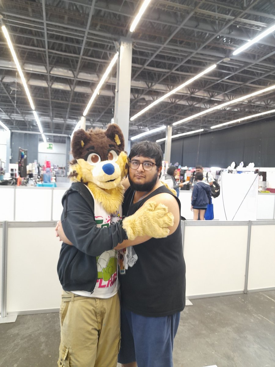 Aca yo con el BI CAMPEON invicto de digimon TCG de #confuror2025 y organizador del FATFUR MEETING señor <a href="/Relaxelis1/">🐺 Relaxelis 🐊 COMMS OPEN</a> como premio me dio bellyrubs