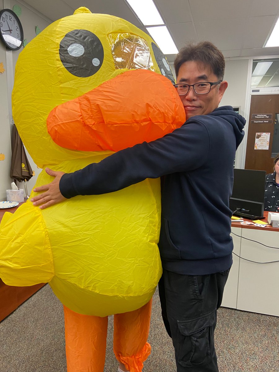 RowanMath's tweet image. Dr. Lee and Dr. Musulin wish you all a fun and happy Halloween! 🎃👻

#rowanuniversity
#RowanMathematics
#RowanCSM