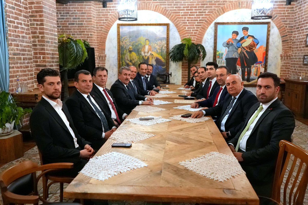 Yeni Azerbaycan Partisi’nin davetlisi olarak bulunduğumuz Can Azerbaycan’da TÜRKPA Genel Sekreteri Ramil Hasan, YAP Genel Başkanvekili Tahir Budagov ve Türkiye Mezunları Derneği mensuplarıyla bir araya geldik. Misafirperverlikleri ve samimi sohbetleri için teşekkür ediyoruz. 🇹🇷🇦🇿