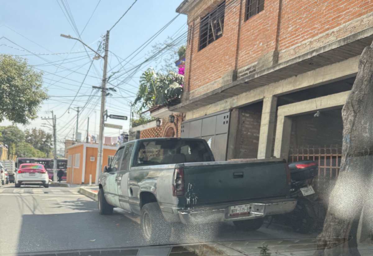happyxavy's tweet photo. Solicitamos el retiro de camioneta que bloquea el paso peatonal de la banqueta, violando el reglamento de tránsito en flores Magon entre av San Marcos y Coahuila, @ALaMagdalenaC @UCS_GCDMX https://t.co/rn5Tz1ynCp