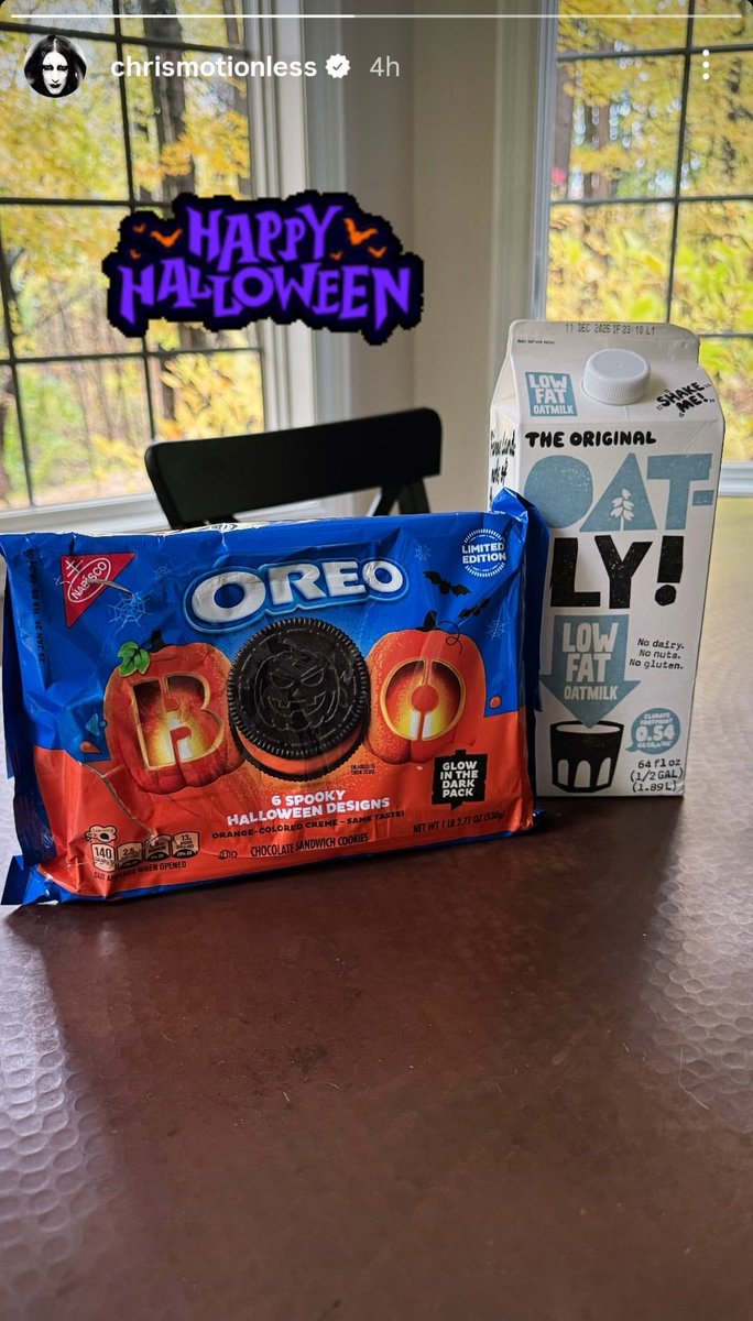 FreakshowKing95's tweet photo. Our Pumpkin King got his Oreos! 🎃 

📷 via @ chrismotionless IG story 
#mottionlessinwhite #MIWtwt #chrismotionless https://t.co/NQ3ARmXvab
