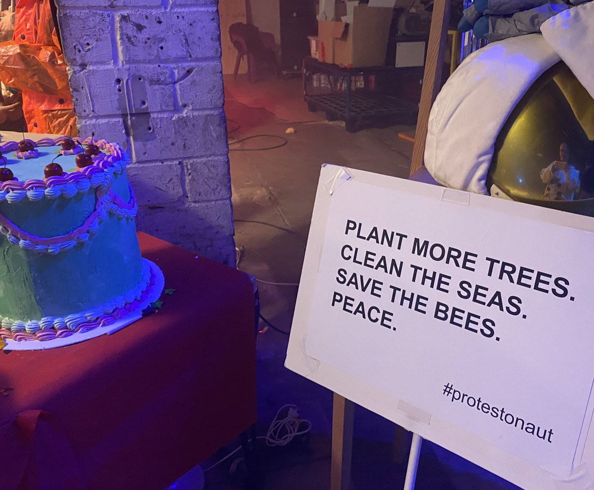 Protestonaut's tweet image. Mission Musikvideo: Momentaufnahme vom Dreh mit der Berliner Band PHAENOTYP zum Song „Moonsaloon“.  Der Protestonaut schwebt tanzend durchs Set. Danke an alle Teilnehmenden. Sobald das Layout für den Kalender 2026  fertig ist, geht es in den Druck.
#Videodreh #BehindTheScenes