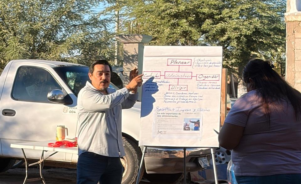 SePesca_BC's tweet photo. Para cumplir con los lineamientos del programa “Bienpesca”, y ofrecer orientación sobre apoyos federales, personal de SEPESCA BC y CONAPESCA ofrecieron capacitación a integrantes de la comunidad Cucapá, ubicada en Mexicali.

Aquí la información 👇
https://t.co/P9Mde0tWFW https://t.co/XI6FPEKnIQ