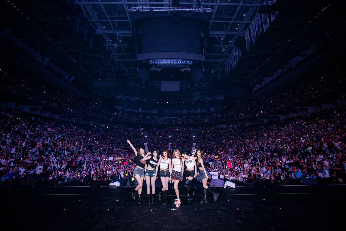 RubyAcesa's tweet image. Bold of you talking shit about something you don’t know about you look embarrassing 
There’s baemon girls taking a pic with their sold out shows in the US 😝