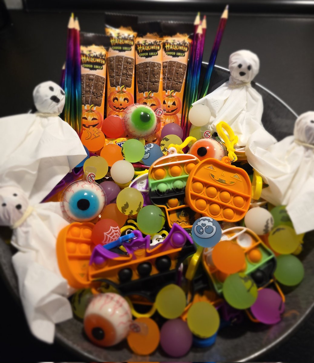 Schale musste 11x aufgefüllt werden, letztes Kind kam um 20 Uhr, mehrfach gehört, dass wir das beste Haus sind.

Bin erschöpft, aber glücklich.