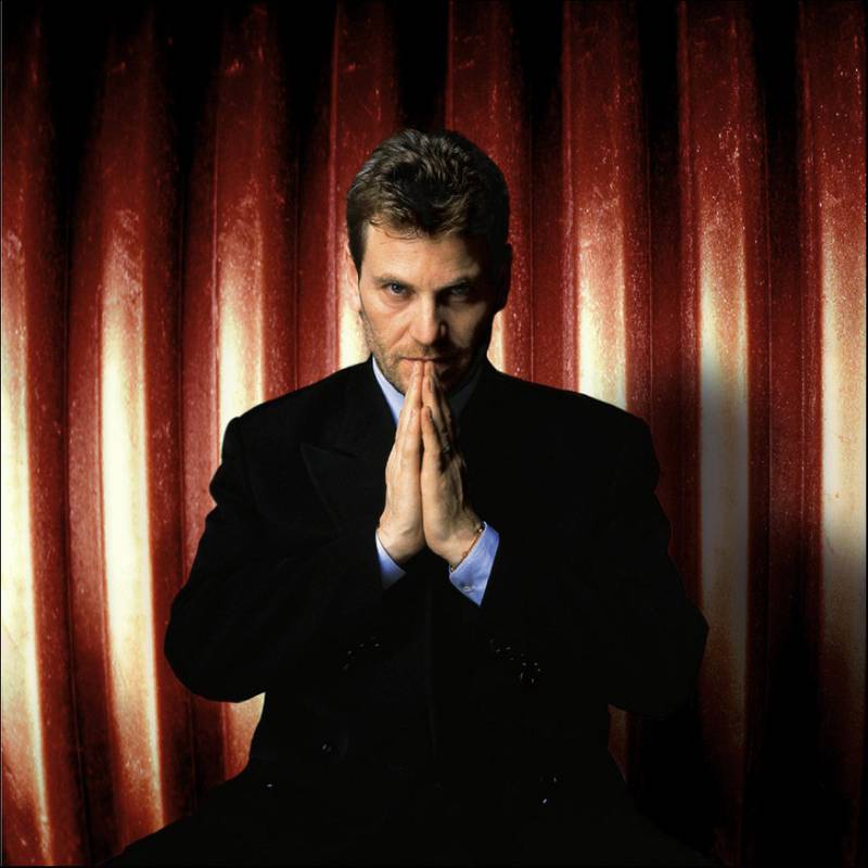 Adiós al descomunal Tchéky Kario, actor francés nacido en Estambul, inolvidable en peliculones como NIKITA, DURA DE MATAR, de Luc Besson; DOBERMANN, de Jan Kounen; CRYING FREEMAN: LOS PARAÍSOS PERDIDOS, de Christophe Gans; LAS NOCHES DE LA LUNA LLENA, de Éric Rohmer...