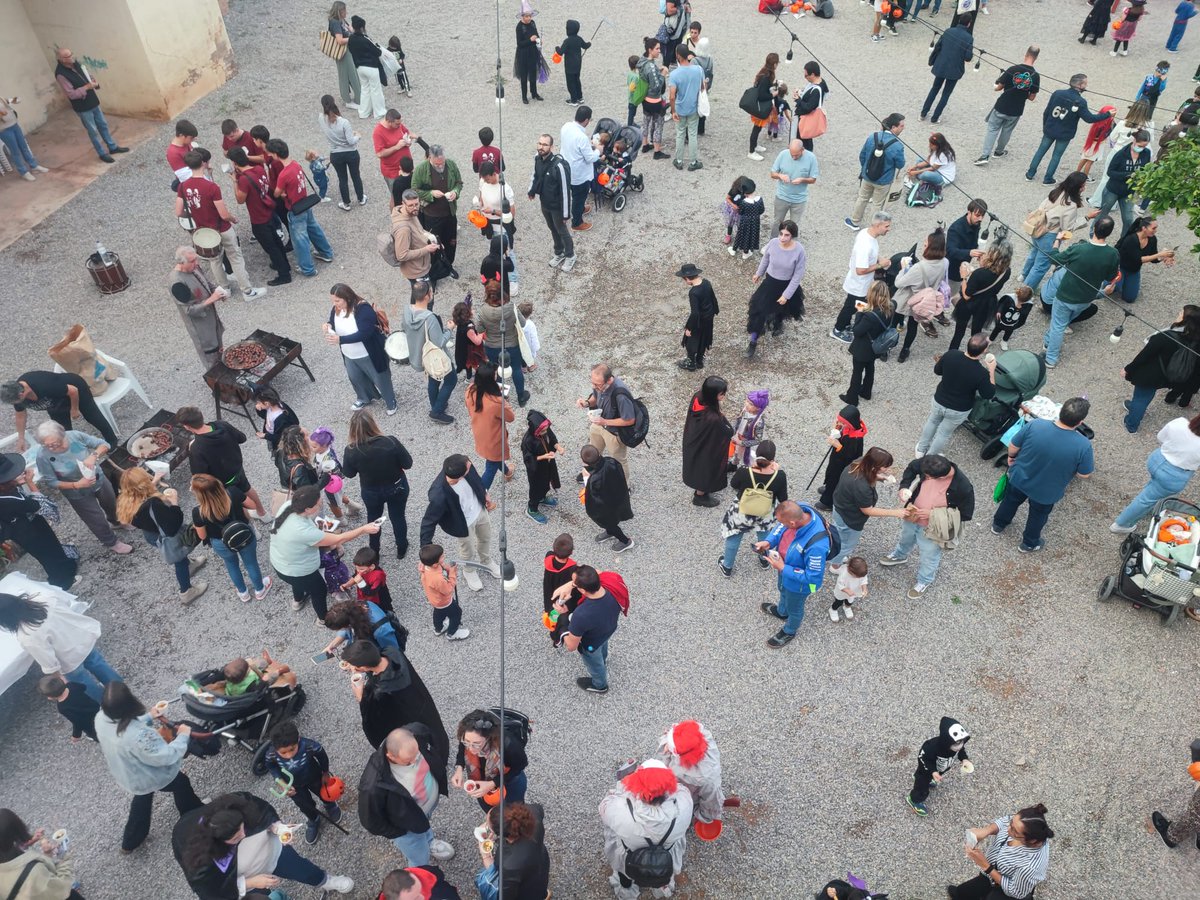 AFoios's tweet photo. 👻🕸️ Hem viscut una Nit de les Ànimes ben terrorífica i alhora divertida a la Casa dels Artillers de #Foios, un espai que s'ha convertit en l'autèntica 'Casa dels Horrors', al pati de la qual també hem tastat productes típics de la tardor valenciana 🎃🌰🍂 https://t.co/08vfdHsw3S