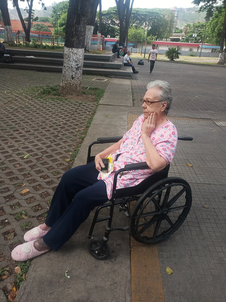 Buenas tardes. Muchos por acá no conocen la historia de María completa y el por qué y cómo llegué yo a su vida. Les voy a resumir un poco nuestra historia, para que la conozcan.
La "culpable" de que yo haya conocido a María, es una de sus vecinas, Rebeca. Ella fué la que me... 🧵