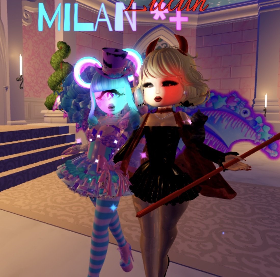 Happy Halloween Royale High!
These are The Girls Halloween pics throughout October.. 🎃 👻