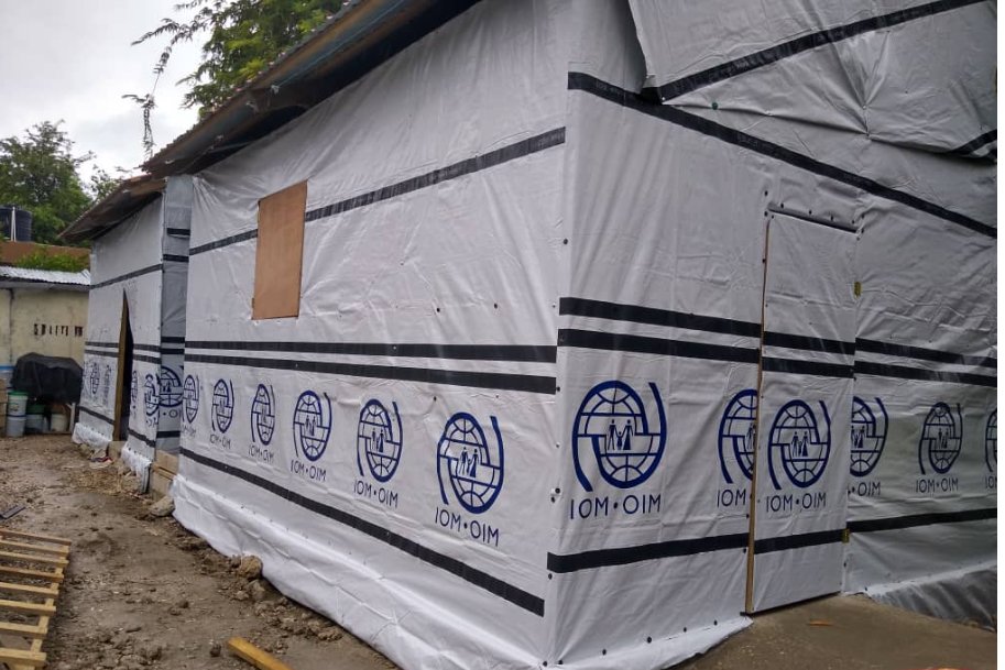 In the aftermath of #HurricaneMelissa, floods have hit displacement sites and communities across southern Haiti🇭🇹.

IOM and partners are assessing damages and delivering aid, while 58 evacuation shelters still host around 9,000 people in the Sud department.