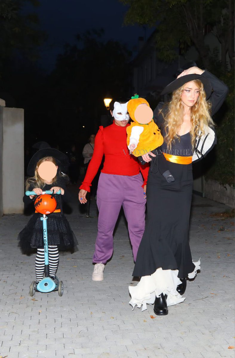 AmberHeardRus's tweet image. Amber Heard celebrating Halloween with her children and friends ❤️🥹