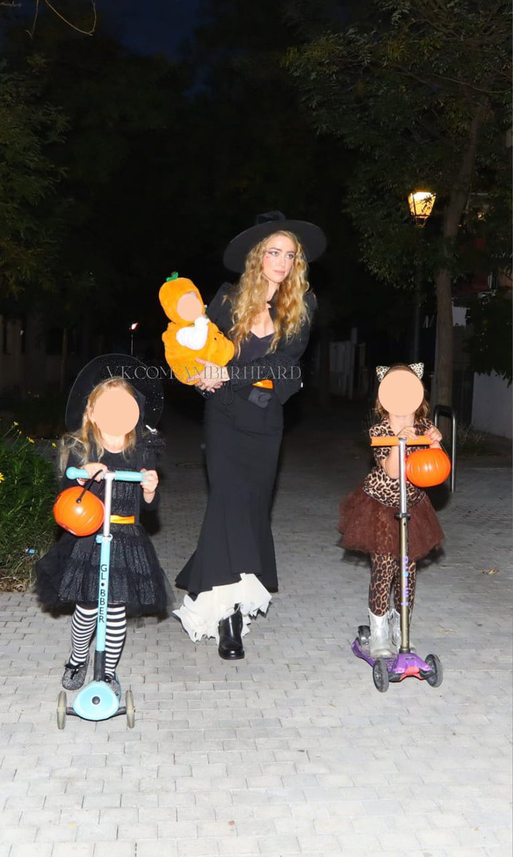 AmberHeardRus's tweet image. Amber Heard celebrating Halloween with her children and friends ❤️🥹