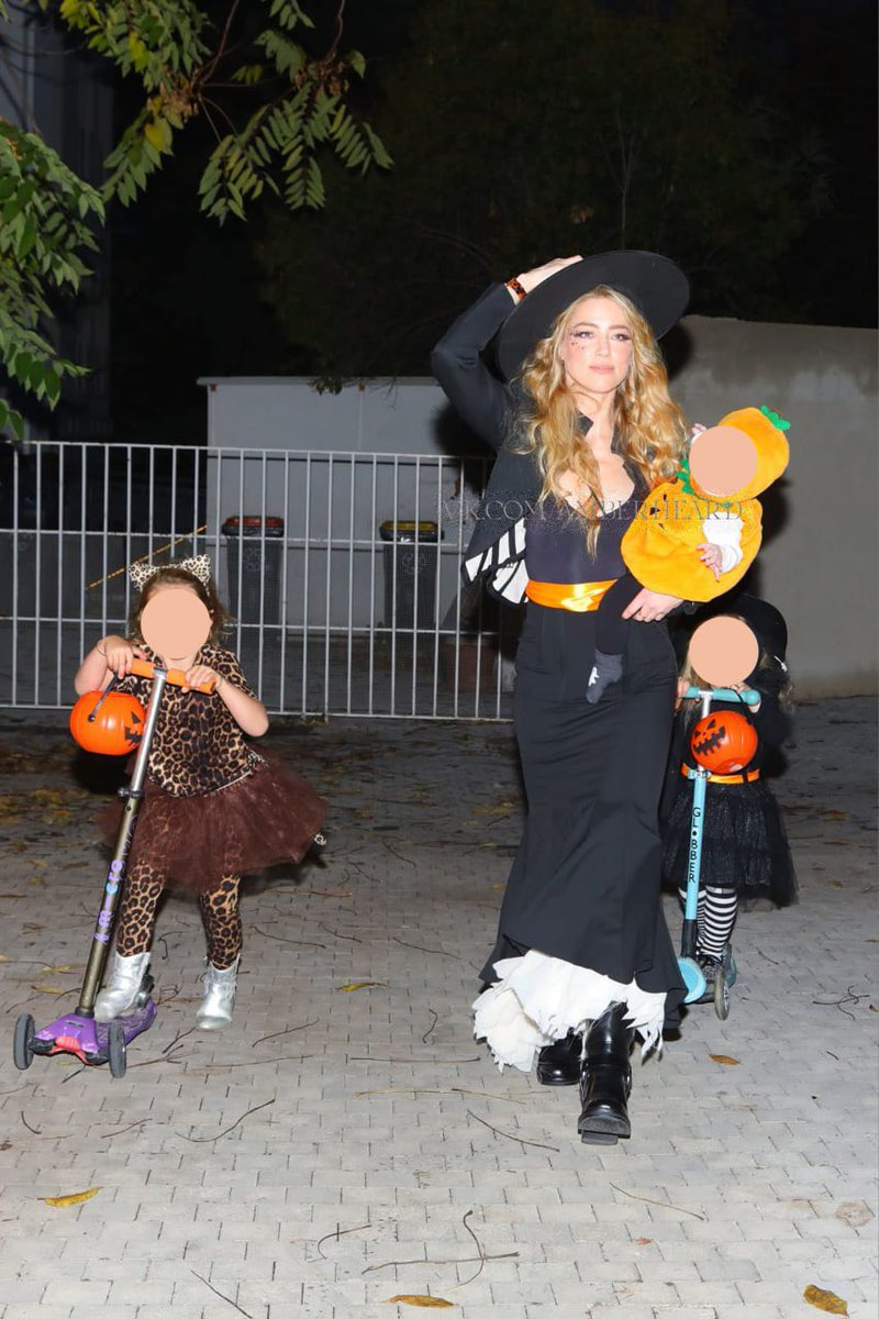 AmberHeardRus's tweet image. Amber Heard celebrating Halloween with her children and friends ❤️🥹