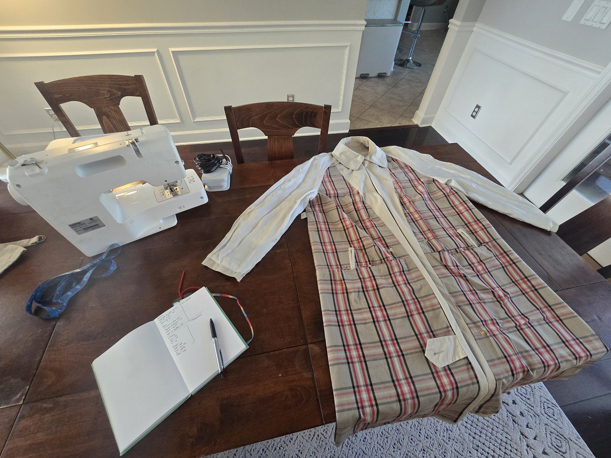 HOUNN_Draws's tweet image. Trenchcoat for my costume except it&apos;s way too big so I&apos;m bringing out the #sewingmachine