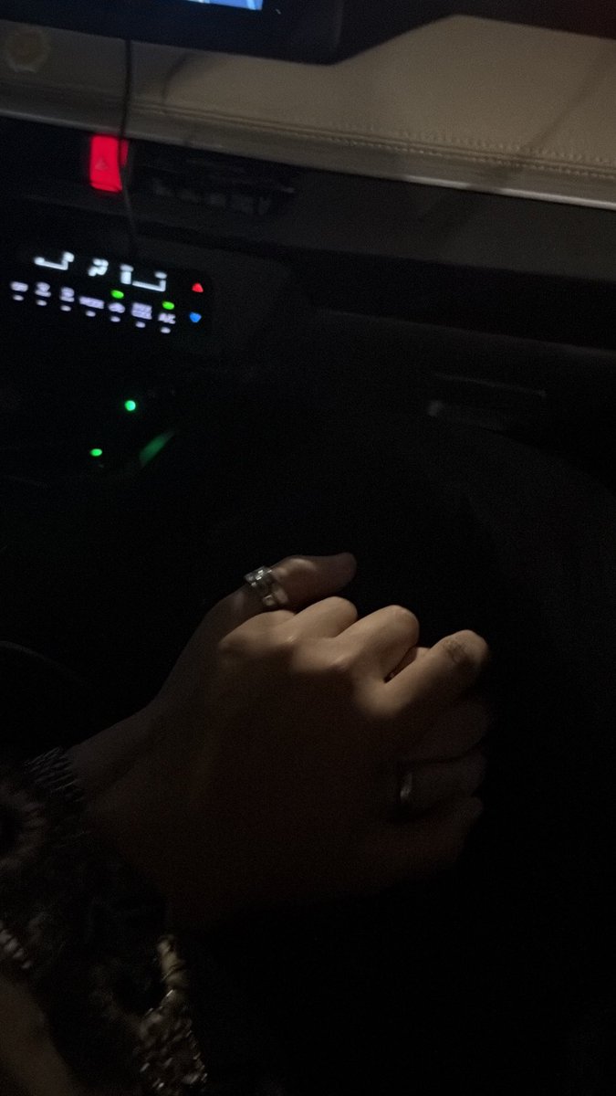 علمت حبيبتي تسوق بيد وحده عشان تمسك يدي بالثانيه ❤️