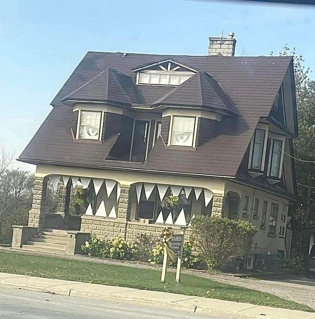 Simple and creative Halloween house decoration