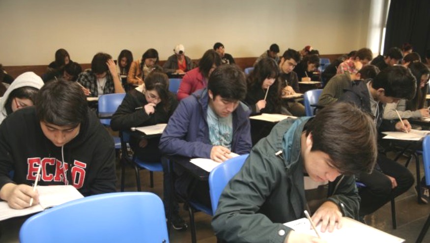 GAMBA_CL's tweet image. Estudiar para ser pobre: 4 de cada 10 carreras universitarias NO mejora los ingresos de sus egresados gamba.cl/2025/10/carrer…
