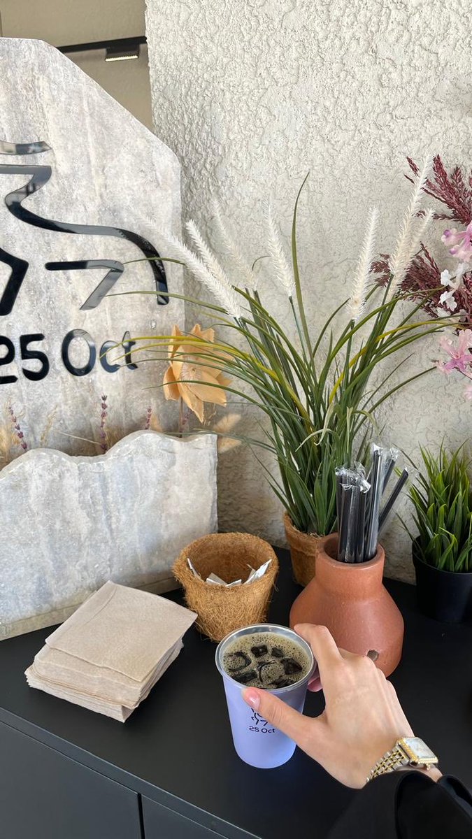 وإن زرتني يا ناعس الطرف تختال
يطيح من خرص العقول النصايف

يازين ياللي عشقك ألوان و اشكال
انا عجزت اجبر عليك الوصايف🦋