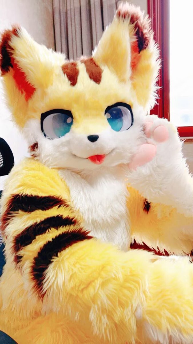 还好我有钱到能花1888，吃肯德基不用看星期几
 #FursuitFriday