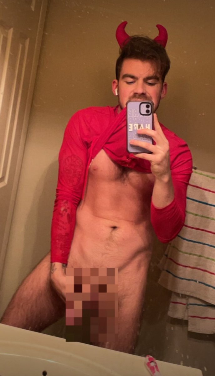 TheHonorableGuy's tweet photo. remember when I was hot for halloween? https://t.co/TYMPICYPYD
