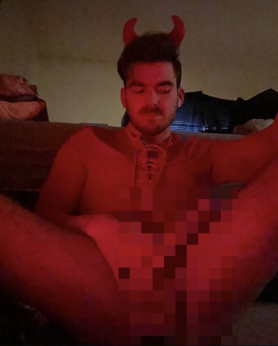 TheHonorableGuy's tweet photo. remember when I was hot for halloween? https://t.co/TYMPICYPYD