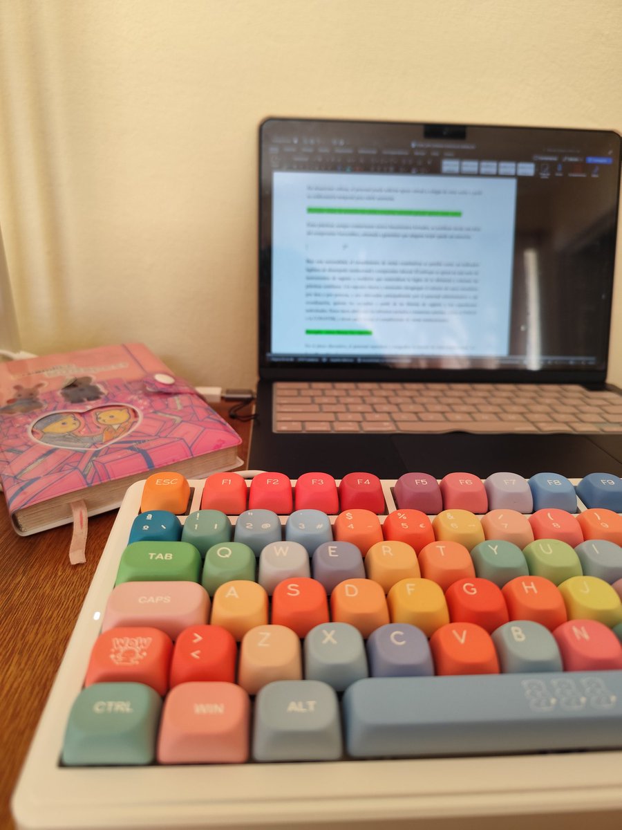 En fin, me regalaron un teclado con sonido cremosito para motivarme a terminar la tesis y creo firmemente en que va a funcionar 💪🏾
