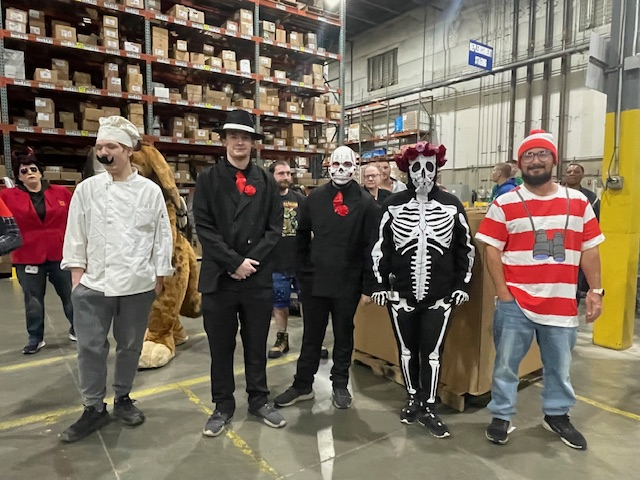 CengageLearning's tweet image. 🎃👻 Our KY Distribution Center went all out for Halloween! From creative costumes to festive vibes, the team brought the spooky spirit to life. Huge thanks to everyone who joined the fun! #CompanyCulture