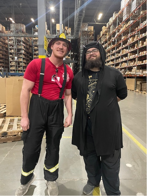 CengageLearning's tweet image. 🎃👻 Our KY Distribution Center went all out for Halloween! From creative costumes to festive vibes, the team brought the spooky spirit to life. Huge thanks to everyone who joined the fun! #CompanyCulture