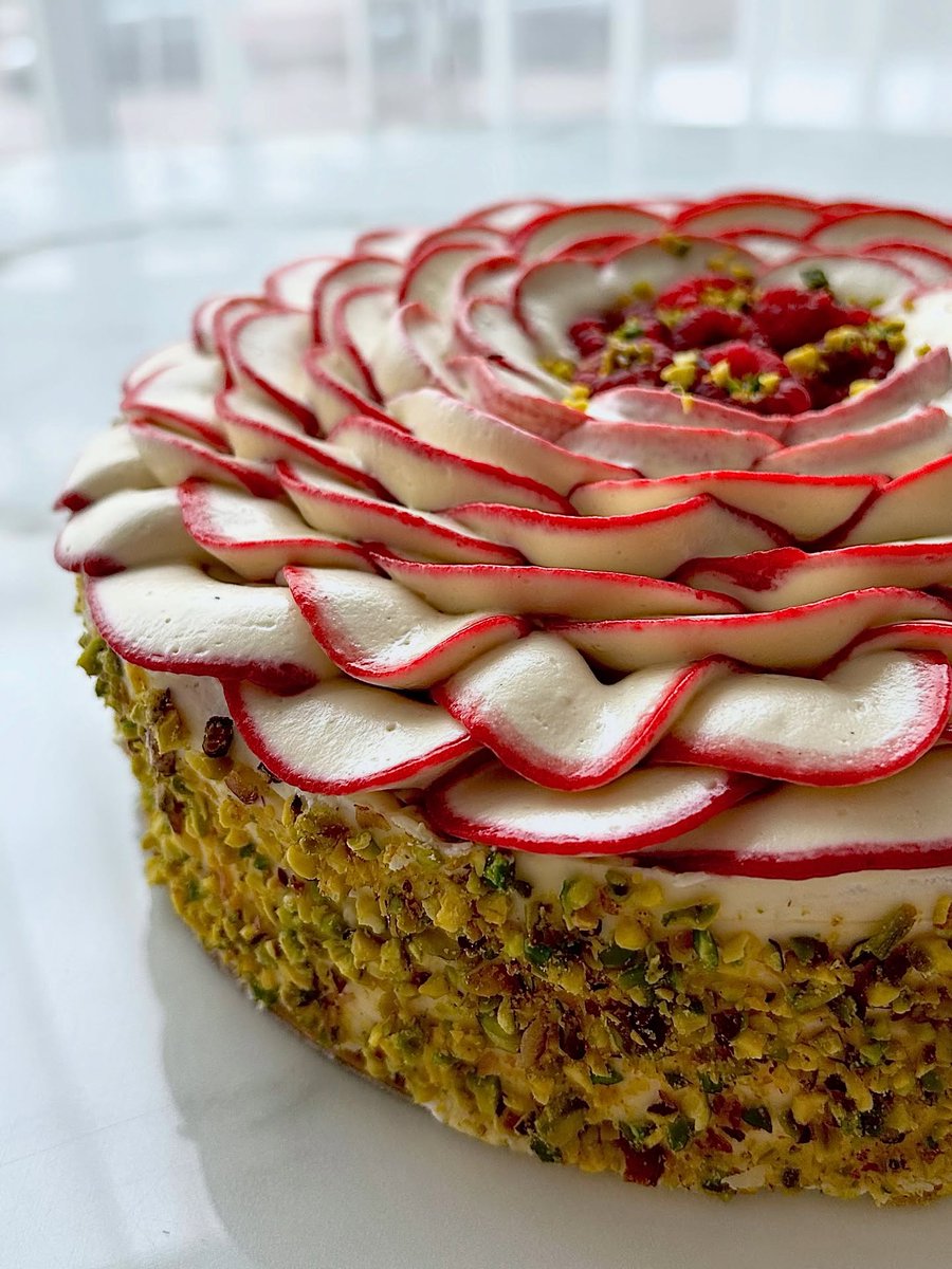 pistachio pavlova by morgane.sweetlab