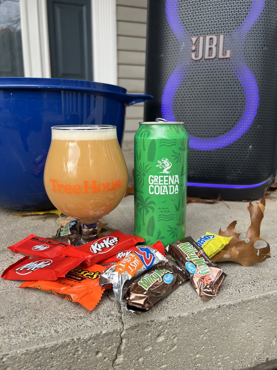 Any other way to kick off a Friday Halloween?! Cheers <a href="/NEBeerCommunity/">Northeast Beer Community</a> <a href="/TreeHouseBrewCo/">Tree House Brewing Co.🍺</a> <a href="/TreehouseLdog/">Tree House L-Dog</a> <a href="/MikeSlomba/">Squatchy Brew Dude😎</a>