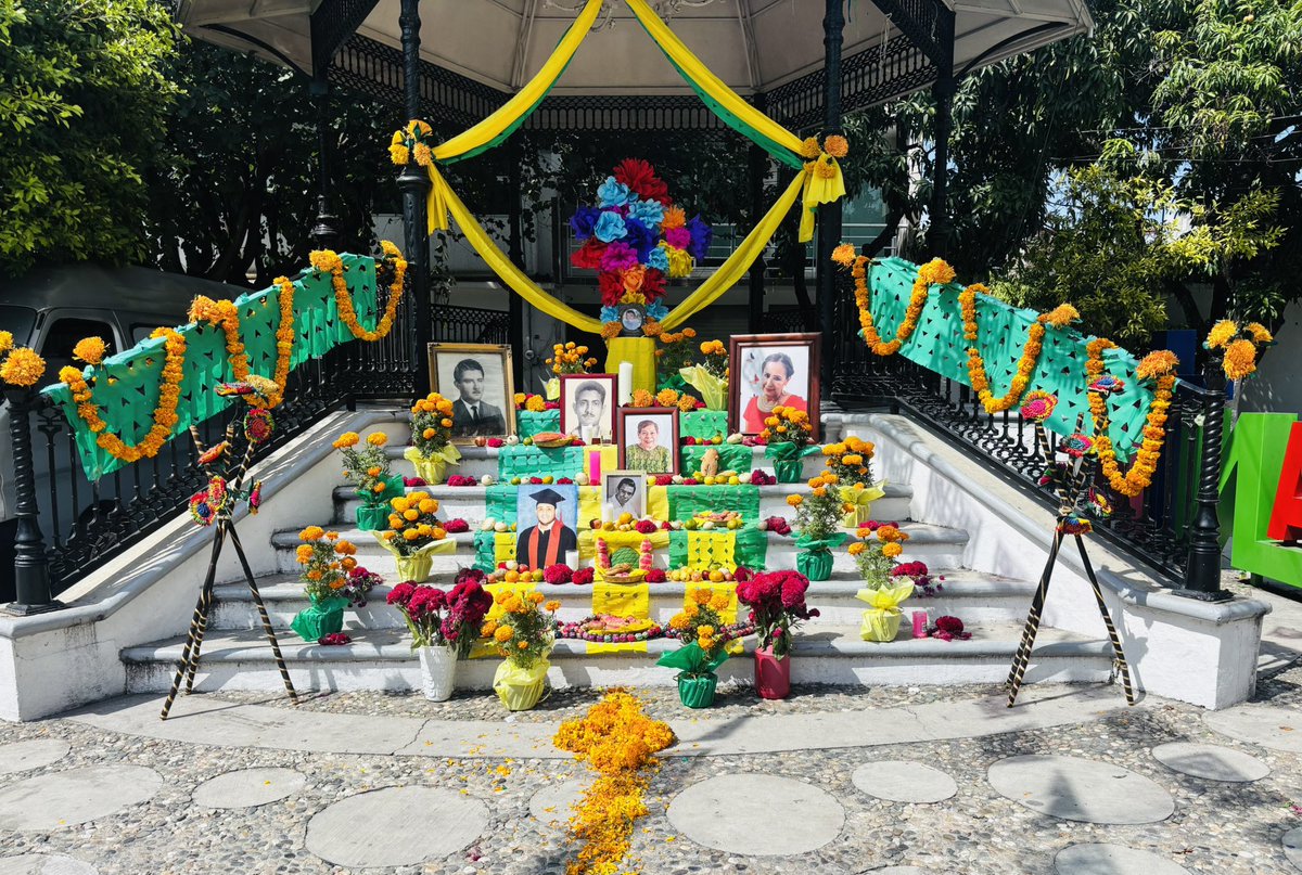 Según nuestras hermosas creencias mexicanas,  nuestros muertos vienen a visitarnos, si tú lo crees, existe , llegan en forma de recuerdos y del amor que dejaron en nosotros!!
Barrio de la Santa Cruz 
#existenmuchoscaminosyoteayudoaencontrarlos
#amarmeesamarteaundespuesdetuadios