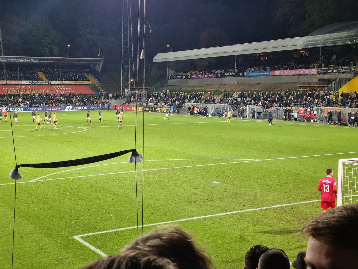 Rust in een redelijk gevulde Koel met een uitverkocht uitvak dat vooralsnog de enige keer mocht juichen. Een beter Vitesse leidt niet onverdiend met 0-1 tegen een (wederom) aanvallend onmachtig VVV. #vvvvit